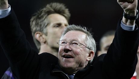 DOKZALI JSME TO! Sir Alex Ferguson, kou Manchesteru, se raduje po vtznm semifinle.