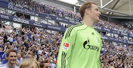 TAK DNESKA NAPOSLEDY... Manuel Neuer ze Schalke se rozhl po tribunch stadionu, na kterm coby domc hr nastoupil zejm naposledy.