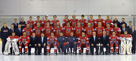 EKNTE SÝR. etí hokejisté pózují na týmovovou fotografii pro mistrovství svta.