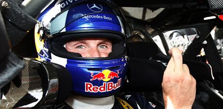 POÁD ZA VOLANTEM. Expilot F1 David Coulthard dnes závodí v sérii cestovních voz DTM.