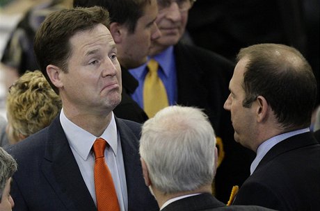 Britský vicepremiér Nick Clegg zail zklamání. Volii odmítli zmnu volebního systému.