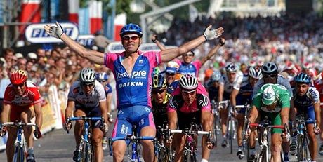 SLADKÁ TEKA. Ján Svorada vítzí v závrené etap Tour de France v roce 2001 na Champs-Elysées.