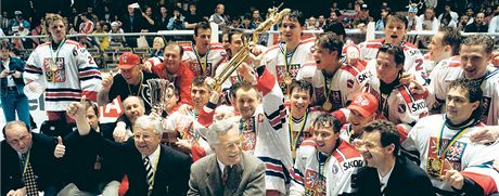 eský hokejový titul na MS 1996 ve Vídni slavil Ludk Buka (v popedí vlevo)...