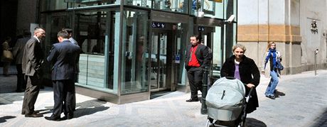 Ve stanici metra Národní tída jsou nové výtahy pro vozíkáe a maminky s koárky.