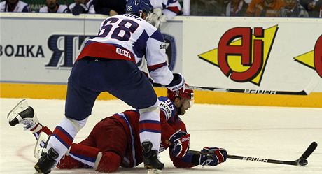 Milan Jurina z týmu hokejist Slovenska takhle v souboji sloil na led Alexeje Morozova. 