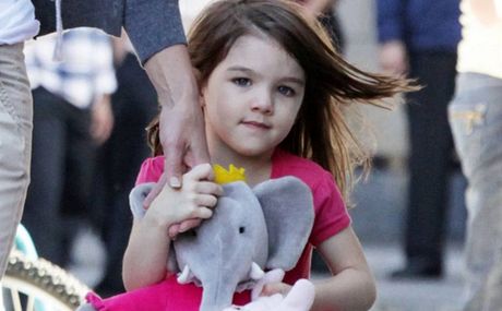 Malá Suri Cruiseová, dcera herce Toma Cruise, nechodí prakticky v niem jiném ne ve velmi módních kouscích od vhlasných návrhá.