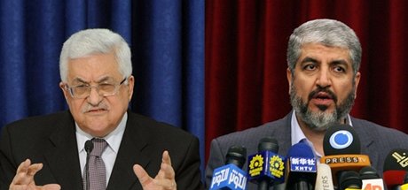 Vdce Hamasu Chálid Mial (vpravo) podepsal smírí dohodu s lídrem Fatahu Mahmúdem Abbásem.