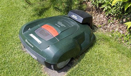O sekání trávníku se stará robotická sekaka, které domácí íkají Eman  