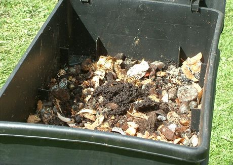 Pracovn box kompostru vtinou zaplnte za 3 a 5 msc.