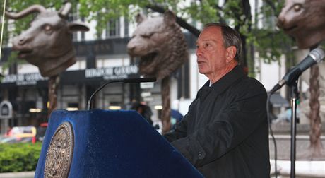 Newyorsk starosta Michael Bloomberg zahajuje vstavu vznnho nskho vtvarnka a disidenta Aj Wej-Weje