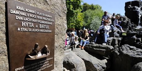 Pamtní deska v praské zoo pipomíná Vlastu Buriana.