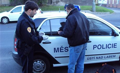 Podle ombudsmana Pavla Varvaovského vybírá mstská policie neoprávnn pokuty za jízdu na ervenou.