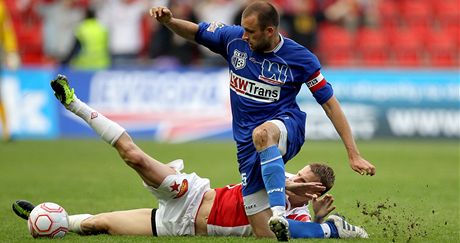 Slávistický fotbalista Petr Janda v souboji s ústeckým kapitánem Lukáem Dvoákem.