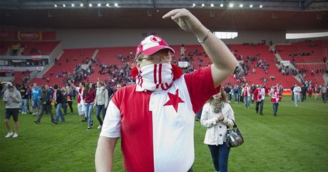 PROTEST. Fanouci fotbalové Slavie ped pohárovým utkáním zaplnili hrací plochu na protest proti vedení klubu. 