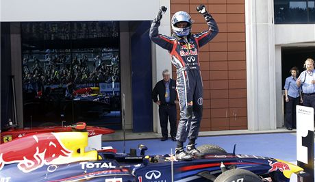 RADUJÍCÍ SE VÍTZ. Sebastian Vettel se raduje z triumfu ve Velké cen Turecka.