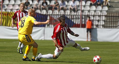 FAUL. ikovský Petr Zapala (vpravo) je faulován jihlavským Michalem Veselým.