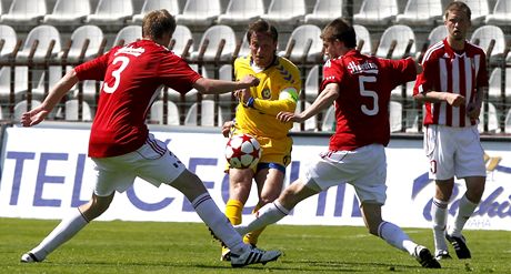 PROJDE? Jihlavský Filip Dort (ve lutém ) se snaí projít obranou Viktorie ikov.