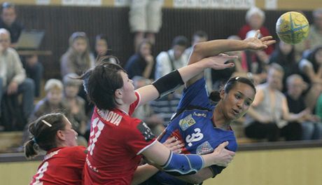 Olomoucká házenkáka Anna Gebre Selassie se snaí probít obranou Slavie.