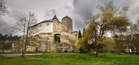 Sobotecko, hrad Kost - dol Plaknek dominuje Kost, nejzachovalej gotick...