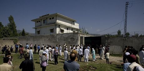 Novinái a vesniané postávají ped domem v Abbottábádu, kde se est let...