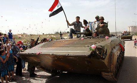 Syrské tanky obsazují jedno msto za druhým a propaganda tvrdí, e je lidé vítají s nadením