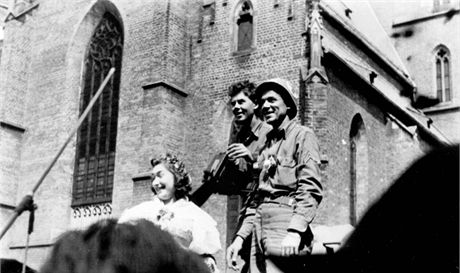 Amerian v Hradci Krlov 8. kvtna 1945 pzuj s dvetem ped chrmem svatho Ducha.