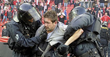Proti nejradikálnjím fanoukm Slavie zasáhla policie.