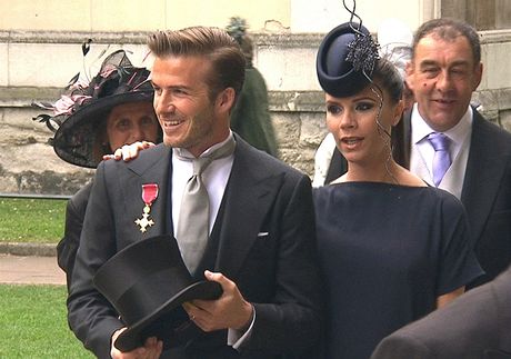David a Victoria Beckhamovi. Fotbalista nos krlovsk vyznamenn na patn stran