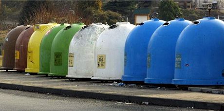 Modré kontejnery na papír lákají nejen bezdomovce, ale také gangy. Ilustraní snímek