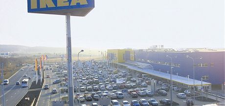 Spolenost IKEA plánuje postavit na erném Most parkovací dm pro zhruba dv stovky aut.
