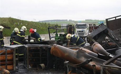 Hasii odstraují ze silnice lahve s acetylenem po nehod u tunelu Valík. (3. 5. 2011)
