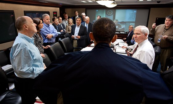 Barack Obama během diskuse s členy svého bezpečnostního štábu (1. května 2011)