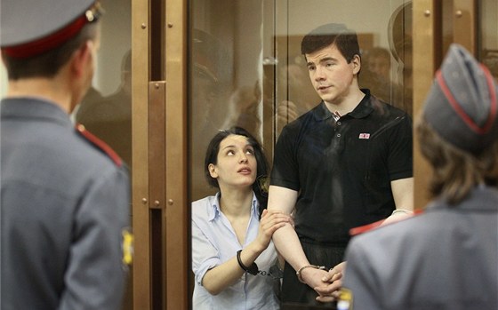 Nikita Tichonov a Jevgenija Chasisová ped moskevským soudem (6. kvtna 2011)