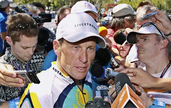 Lance Armstrong odpovídá novinám v Austraském Adelaide