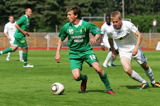 U míče je sokolovský Vladimír Darida, jde po něm Karel Christof z Mostu. 