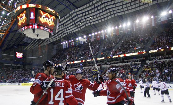 Kanadští hokejisté oslavují gól proti Švýcarsku.