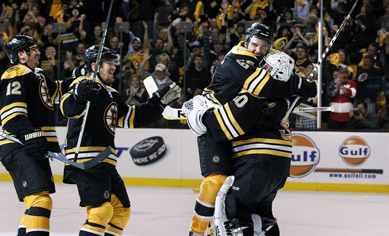 Hrái Bostonu se radují z postupu pes Philadelphii. Zleva : Tomá Kaberle, Andrew Ference, Johnny Boychuk a branká Tim Thomas.