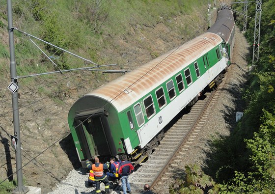 Vykolejený osobní vlak ve Stíbe