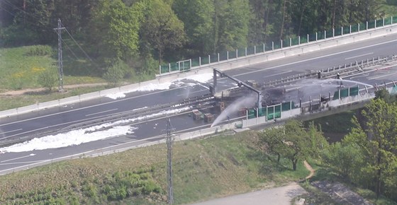 Letecký snímek z místa nehody kamionu s tlakovými lahvemi u Valíku.
