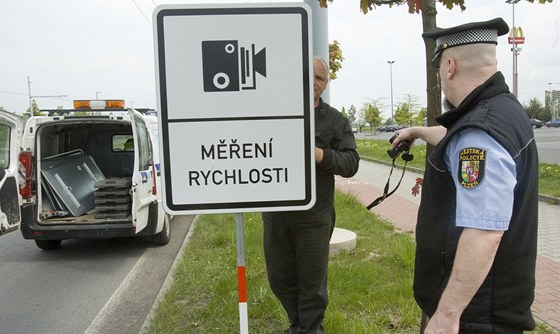 Nová znaka upozoruje idie na Borských polích v Plzni, e zdejí kiovatka u nákupního centra je vybavena radarem