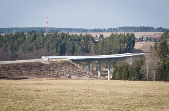 Most pes eku Mi, který je souástí nového obchvatu na pivadi k dálnici D5 u Koova na Tachovsku