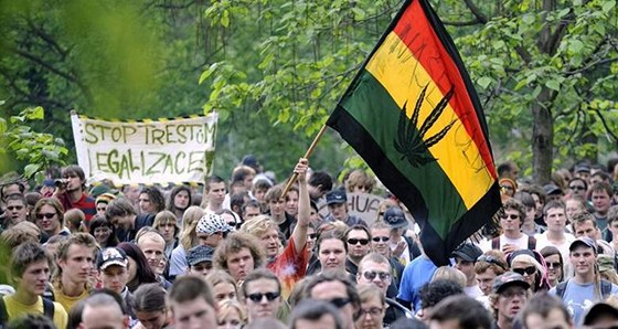 Demonstraci za legalizaci marihuany v Praze podpoily stovky lidí (ilustraní snímek).