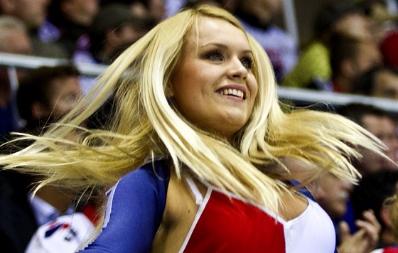 KRÁSKA. Pohledná roztleskávačka při utkání hokejového mistrovství světa v Bratislavě.