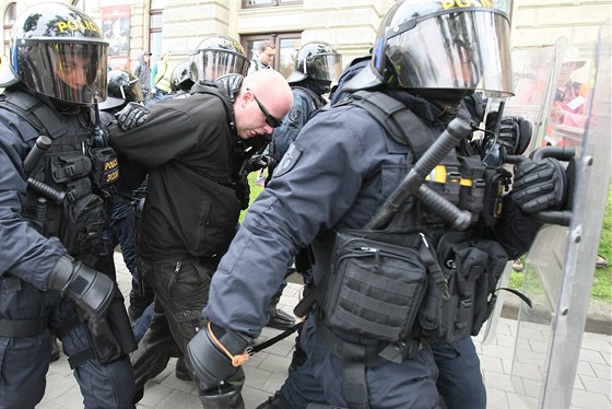 Na prvomájovém pochodu pravicových extremist Brnem policie zatkla 13 radikál (1. kvtna 2011).