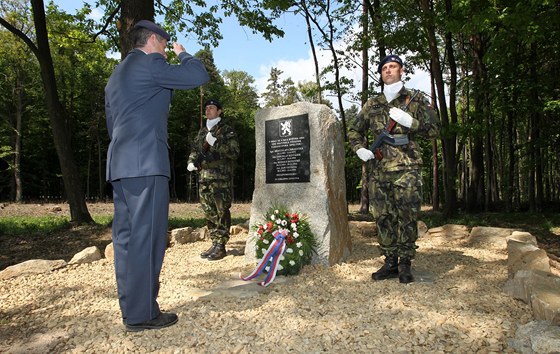 V lese u Kramolína na Tebísku odhalili památník eskoslovenským parautistm ze skupiny Spelter.