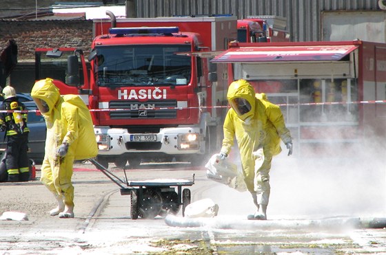 V areálu brnnských tepláren uniklo v pátek dopoledne a dva tisíce litr kyseliny chlorovodíkové.