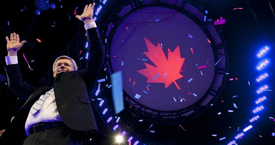 Kanadský premiér a éf konzervativc Stephen Harper se raduje z vítzství ve volbách (2. kvtna 2011)