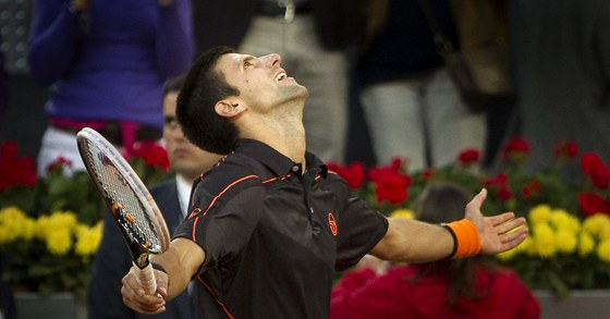 Novak Djokovi se raduje z triumfu na turnaji Masters v Madridu