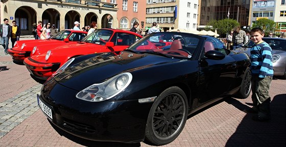Na zlínské náměstí Míru přijelo asi třicet majitelů historických i moderních sporťáků značky Porsche. (7. květen 2011)
