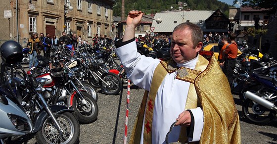 Fará Jan Jucha poehnal na námstí elezného Brodu motorkám pi zahájení nové sezony.